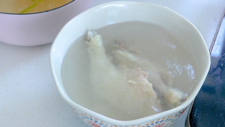 椒麻手撕鸡,鸡腿放入冷水降温，冷水降温可以让鸡肉更紧实