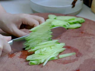 椒麻手撕鸡,黄瓜去死切成粗一点的丝，吃起来口感会更好