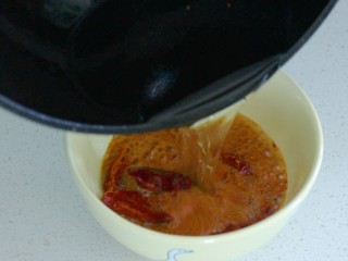椒麻手撕鸡,剩下的油倒入准备好的辣椒粉和辣椒粉内，做成辣椒油，这个不会很辣
