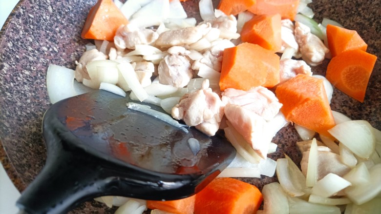 咖喱土豆鸡块,再放胡萝卜，胡萝卜一定要经过加热才有很好的营养价值。大概炒半分钟