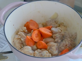 咖喱土豆鸡块,放入胡萝卜块
