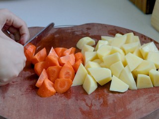 咖喱土豆鸡块,土豆和胡萝卜都去死切成滚刀块