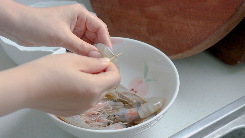 鲜虾蔬菜饼（辅食）,虾去掉虾线，虾头和虾壳
