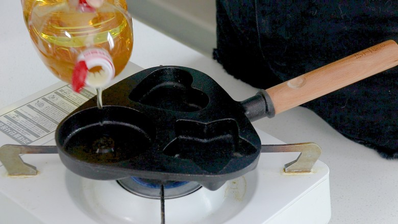 鲜虾蔬菜饼（辅食）,铸铁锅内倒入少量油，用油刷刷均匀