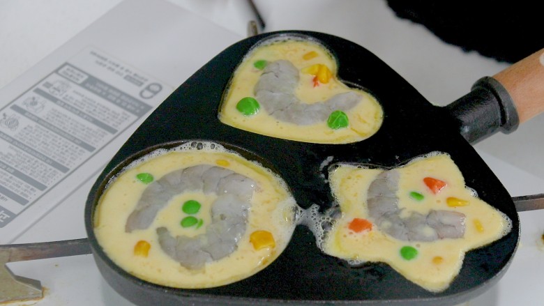 鲜虾蔬菜饼（辅食）,撒一点蔬菜丁做装饰