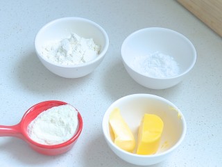 蓝莓酸奶马芬,先制作酥粒，准备12g糖粉，35g低筋面粉，8g奶粉，20g软化黄油