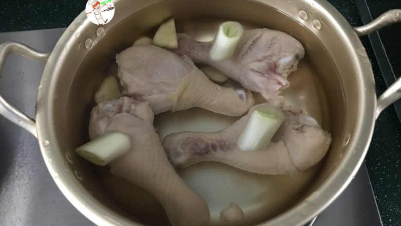 椒麻手撕鸡,鸡腿重新入锅，再加入葱姜和适量清水，加盖大火煮
