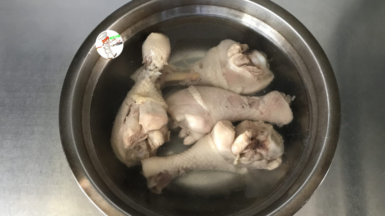 椒麻手撕鸡,捞出放入备好的冰水中，浸泡5~8分钟