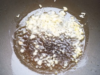 米饭杀手——肉沫酸豆角,锅中放略多一点的油，加入姜蒜沫炒出香气。