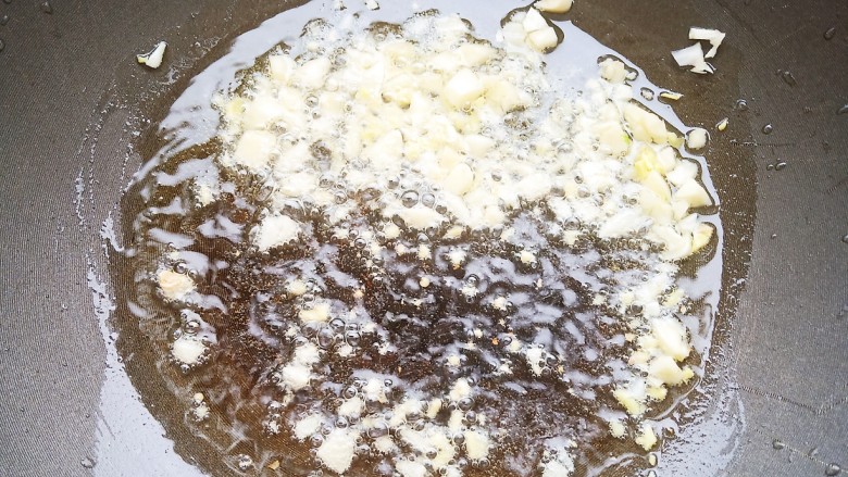 米饭杀手——肉沫酸豆角,锅中放略多一点的油，加入姜蒜沫炒出香气。