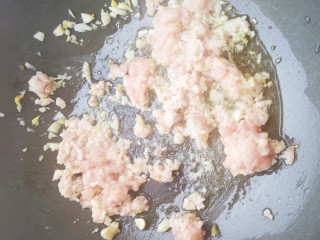 米饭杀手——肉沫酸豆角,加入猪肉末煸炒至变色。