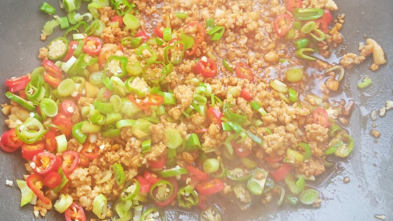 米饭杀手——肉沫酸豆角,加入青红椒翻炒均匀。