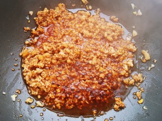 米饭杀手——肉沫酸豆角,加入半勺豆瓣酱，一勺原味鲜，适量五香粉和一勺料酒翻炒均匀。