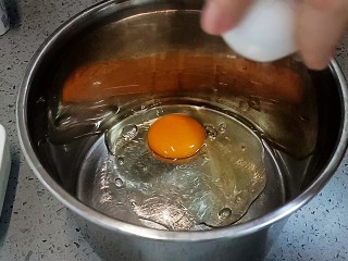 蓝莓酸奶马芬,盆里打入一个鸡蛋