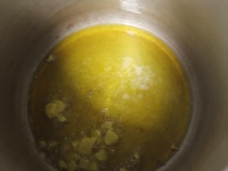 咖喱土豆鸡块,没有生油的味道就可以放入切好的生姜