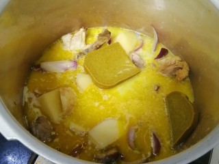 咖喱土豆鸡块,再倒入一碗水搅拌一下，盖上高压锅的盖子大火煮到上汽再煮五分钟关火