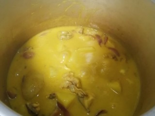 咖喱土豆鸡块,揭开盖子以后，搅拌一下。看鸡肉和土豆是否都软了，汤汁不够粘稠可以开火收点汁。