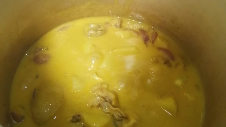 咖喱土豆鸡块,揭开盖子以后，搅拌一下。看鸡肉和土豆是否都软了，汤汁不够粘稠可以开火收点汁。