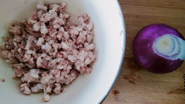 海鲜小馄饨,提前搅好的肉馅，一颗紫皮圆葱！