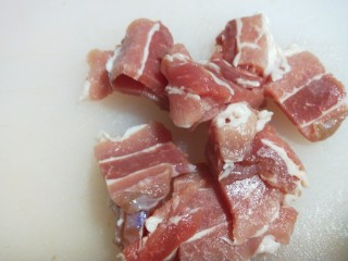 干锅菜花五花肉,切成片。