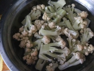 干锅菜花五花肉,放入盆中加入冷水洗干净。