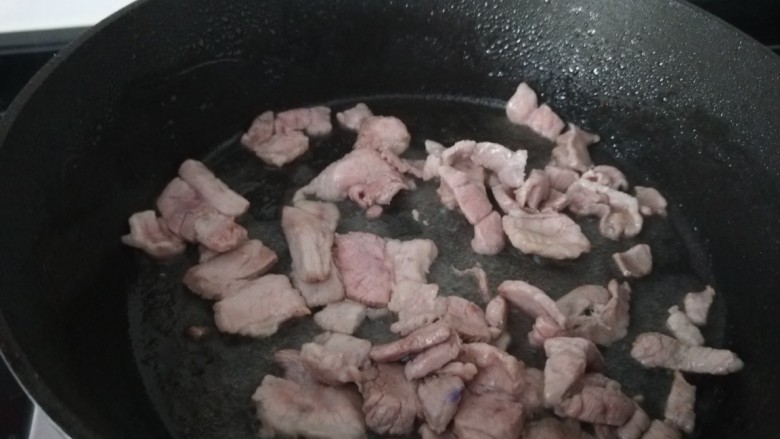 干锅菜花五花肉,倒入五花肉翻炒均匀。