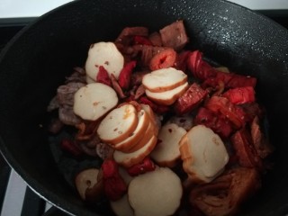 干锅菜花五花肉,倒入素鸡炒均匀。