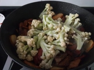 干锅菜花五花肉,倒入花菜。