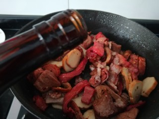 干锅菜花五花肉,加入料酒。
