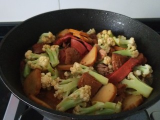 干锅菜花五花肉,加入适量生抽。