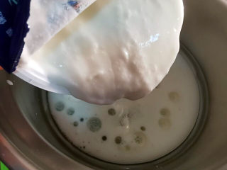 蓝莓酸奶马芬,牛奶，玉米油，糖，酸奶加入盆中拌匀
