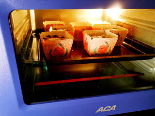 蓝莓酸奶马芬,烤箱190度预热后，放入马芬生胚