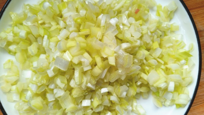 海鲜小馄饨,韭黄加入少许熟油，搅拌均匀防止下汤
