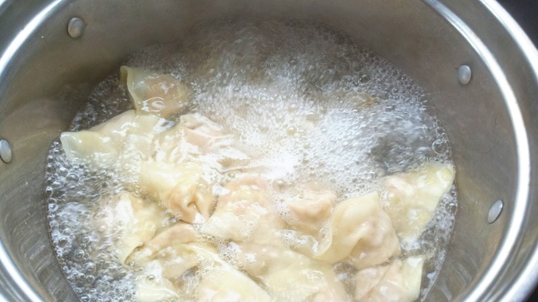 海鲜小馄饨,水开后下入馄饨，煮熟后舀一大勺汤