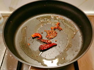 干锅菜花五花肉,起油锅放入食用油，油热后放入麻椒、八角和干辣椒炒出香味。