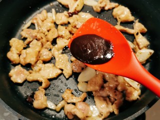 干锅菜花五花肉,放入甜面酱翻炒。