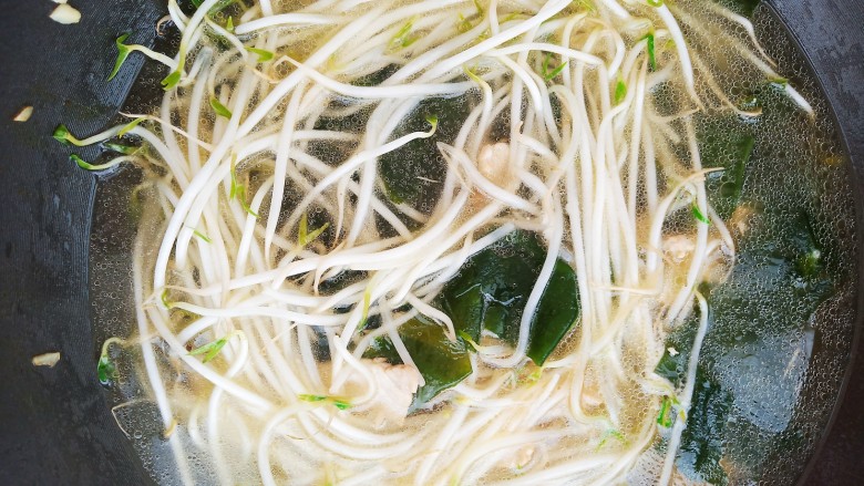 韩式什锦辣酱汤,加入少许食盐和适量清水。