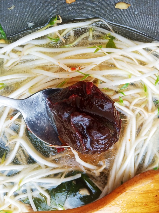 韩式什锦辣酱汤,加入一大勺辣酱烧开。