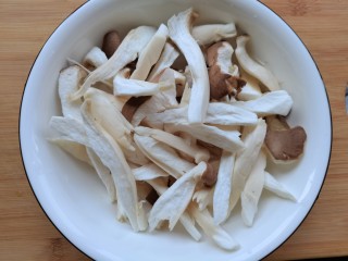 酥炸蘑菇,杏鲍菇撕成长条