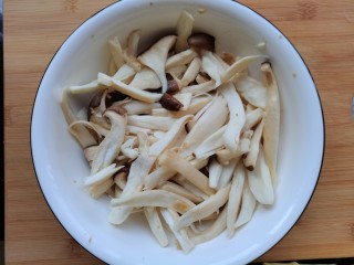 酥炸蘑菇,搅拌均匀腌制10分钟
