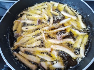酥炸蘑菇,油温七成热放入杏鲍菇用中火炸