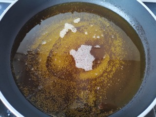 酥炸蘑菇,平底锅倒入适量的油