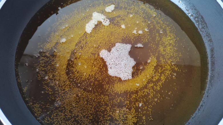 酥炸蘑菇,平底锅倒入适量的油
