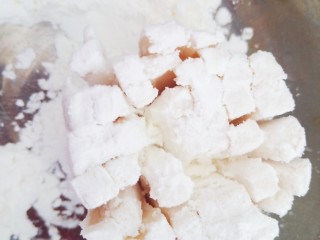酥炸蘑菇,用手挤干水分，均匀的裹上一层玉米淀粉。