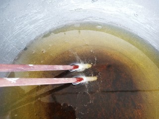 酥炸蘑菇,锅中烧油，放入筷子起细密的小泡时。