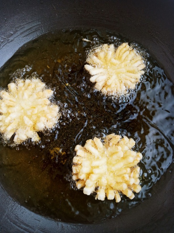 酥炸蘑菇,炸至表面微黄时盛出控油。