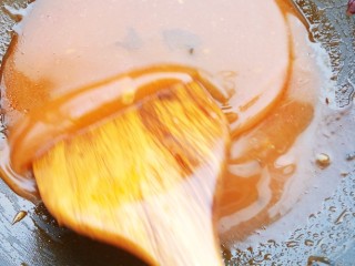 酥炸蘑菇,锅中烧少许油，加入一勺韩式辣椒酱，少许清水烧开后，加水淀粉勾芡。