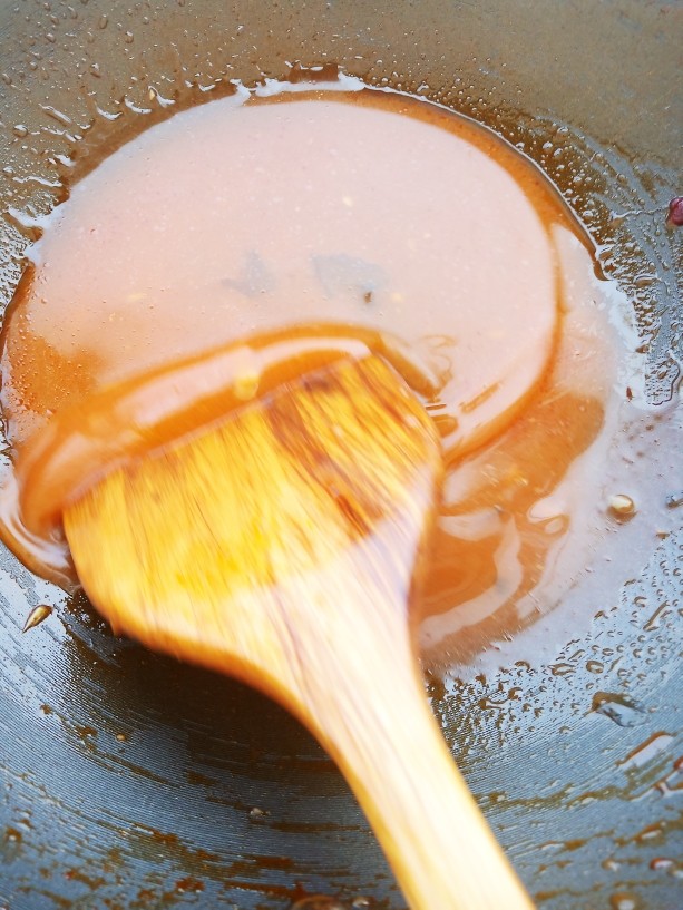 酥炸蘑菇,锅中烧少许油，加入一勺韩式辣椒酱，少许清水烧开后，加水淀粉勾芡。