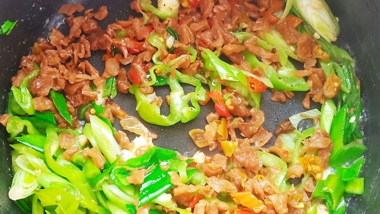 酸菜猪肠粉,再加入青椒，泡椒，酸萝卜干翻炒均匀。