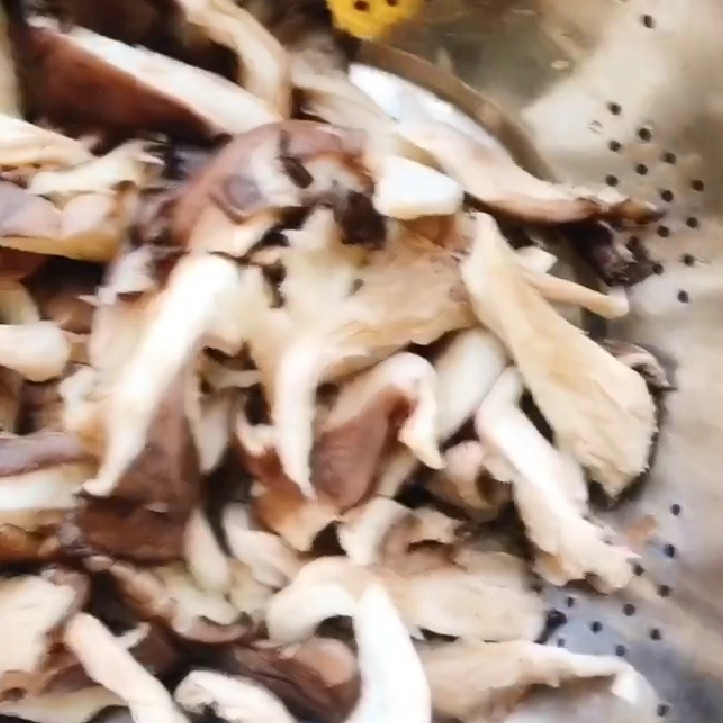 酥炸蘑菇,加入一克盐抓均匀淹制。
